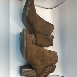 American eagle brown booties‎